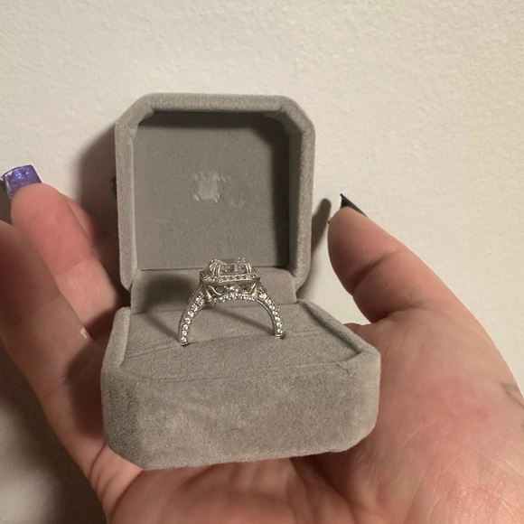 3.2 Carat Cushion cut simulated diamond ring 14K white gold - Picture 4 of 7